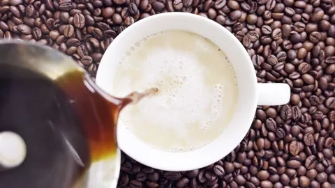 Pouring black coffee in cup Vidéo 338399182