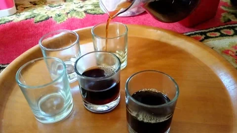Pouring black coffee Vidéo 339304275
