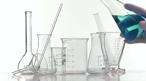 Pouring blue liquide in a beaker using an Elenmeyer Video stock 64287667