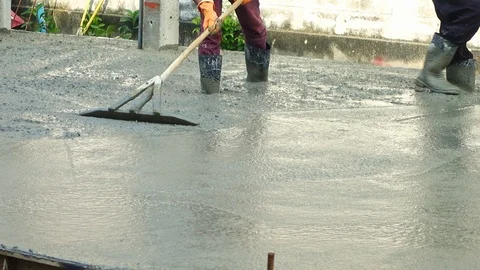 Pouring cement for road construction. Vidéo 117465920