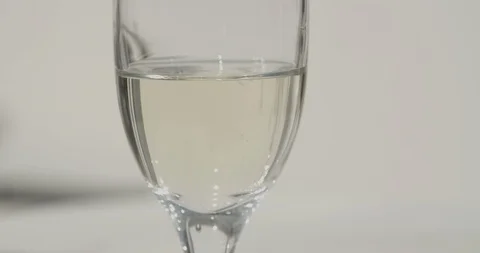 Pouring champagne closeup Video stock 107103682