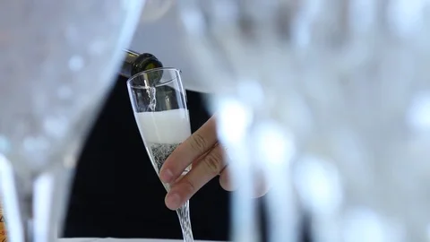 Pouring champagne Video stock 96101144