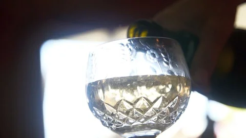 Pouring Champagne Видео 129616225