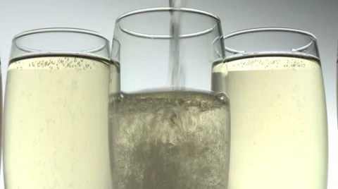 POURING CHAMPAGNE INTO THREE GLASSES Vidéo 59021517