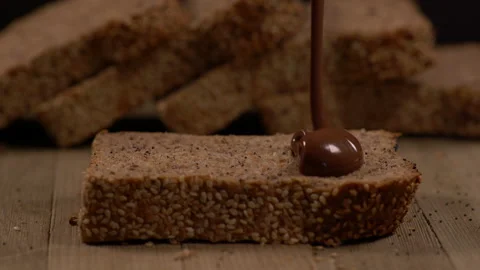 Pouring Chocolate Spread on a Slice Of Bread Vídeos de archivo 130482761