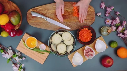 Pouring chopped carrots into a container Vídeos de archivo 252453678