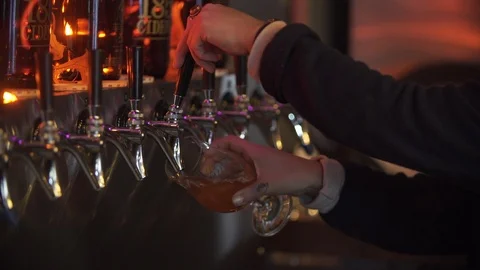 Pouring Cider on Tap Closeup Vidéo 102406663
