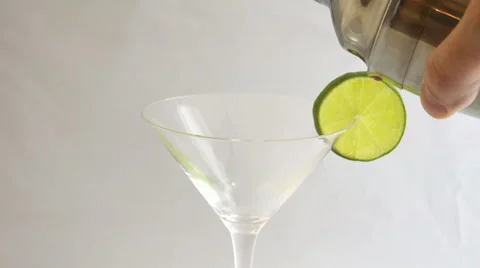 Pouring a cocktail Vídeo Stock 48153327