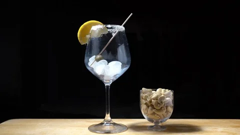 Pouring cocktail. Vidéo 124455987
