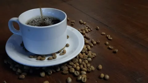 Pouring Coffee With Coffee Beans Around. Vídeo Stock 168695077