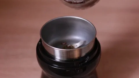 Pouring coffee into the electric grinder 動画素材 83748154