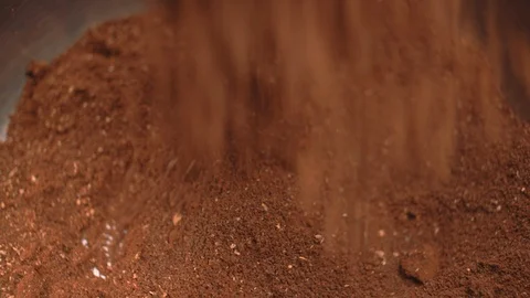 Pouring coffee grounds into pot Vidéo 91505587