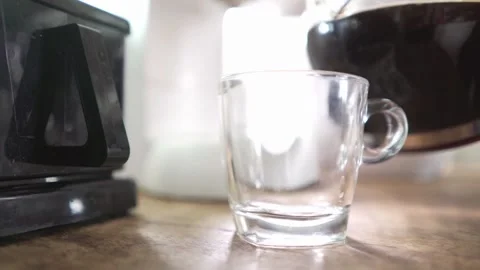 Pouring coffee from jar freshness falling cafeteria household machine on HD Vídeos de archivo 336585338