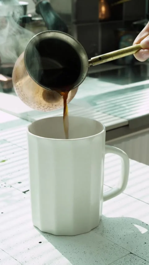 Pouring Coffee into Mug 動画素材 334092939