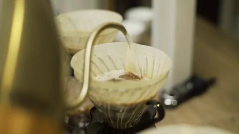 Pouring coffee into a strainer. Видео 81228540