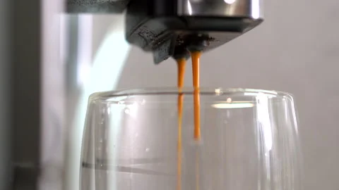 Pouring coffee stream from professional machine in cup. Vidéo 163361600