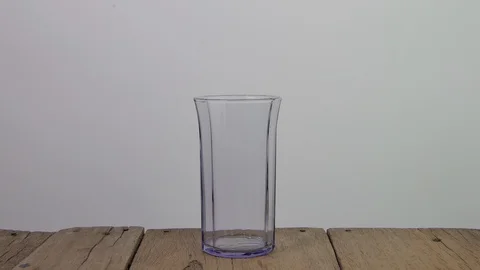 Pouring cola into a glass with bubbles. 库存影片 107417187