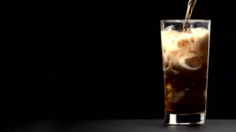  	Pouring cola in the glass  Video stock 210233623