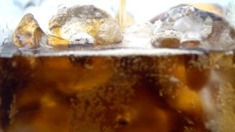 Pouring cola with ices Video stock 91699139