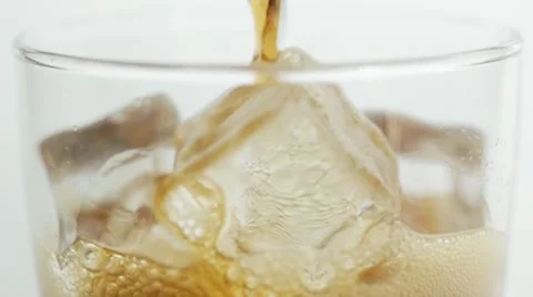 Pouring cola over ice Vídeo Stock 12844978