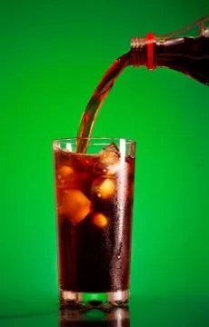 Pouring cola Foto stock