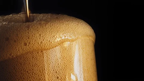 Pouring Cola With Splashing CO Bubbles Vidéo 111786470