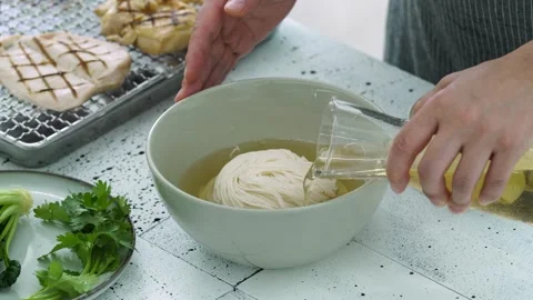 Pouring Cold Broth Over Korean Noodles 動画素材 334280069