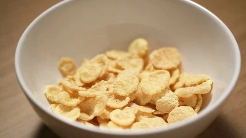 Pouring corn flakes in bowl 库存影片 81268164