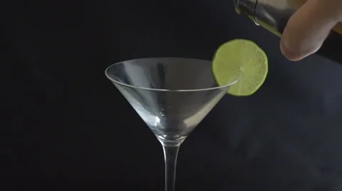 Pouring a cosmopolitan cocktail Vídeo Stock 48153365
