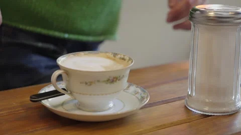 Pouring a cup of caffe latte Video stock 194735281