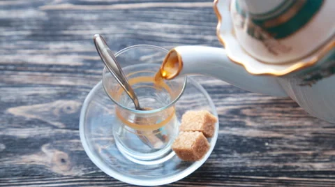 Pouring cup of tea slow motion Video stock 58663349