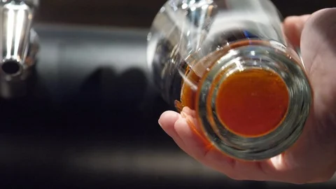 Pouring Dark Beer 動画素材 90868012