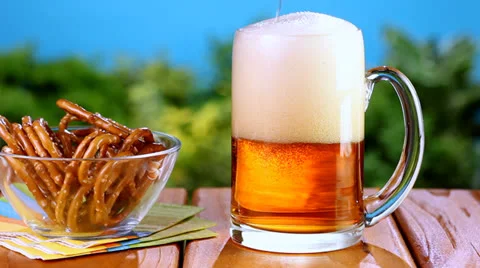 Pouring dark beer at picnic Video stock 24674576