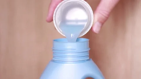 Pouring detergent from cap back into the bottle 動画素材 84675776