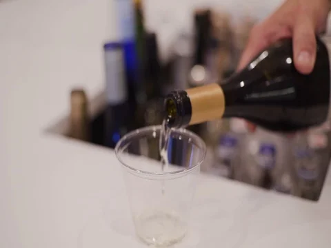 Pouring a drink at an event. 库存影片 80507864