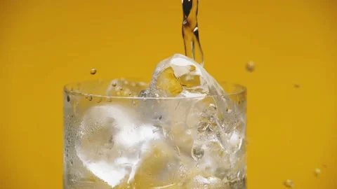 Pouring Drink Slow Motion Ice Cold Beverage Ice Cubes in Transparent Glass Vídeo Stock 156240877