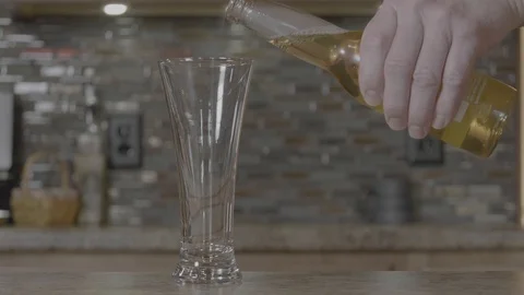 Pouring a Drink (In V-Log) Stockbeeldmateriaal 86261461