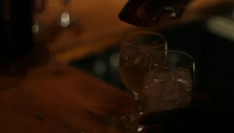 Pouring drinks bartender Vídeo Stock 11135633