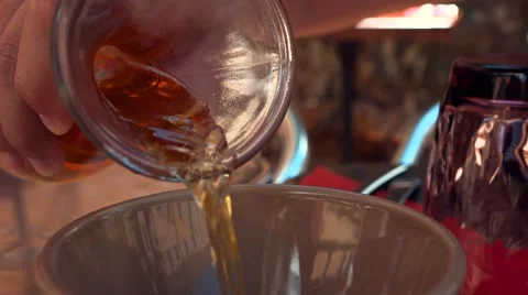 Pouring drinks in a glass Vidéo 68602474