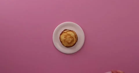Pouring dulce de leche and eating 1 動画素材 132148719