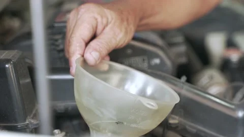 Pouring the engine lubricant Video stock 150301378