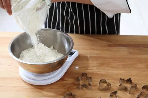 Pouring flour Foto stock