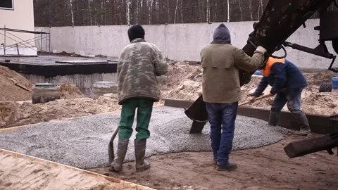 Pouring the formwork with concrete Stockbeeldmateriaal 165465736