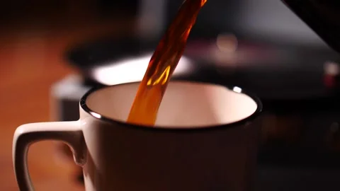 Pouring freshly brewed coffee into a mug Video stock 153664586