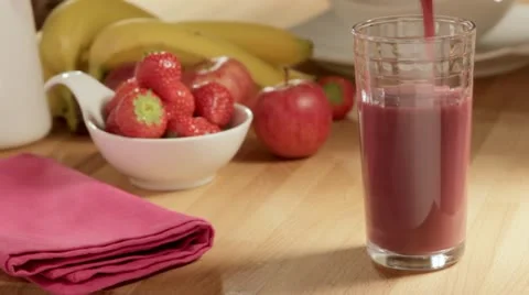 Pouring fruit smoothie Video stock 12608685