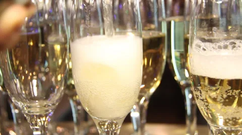 Pouring a full beaker of champagne Video stock 34493987