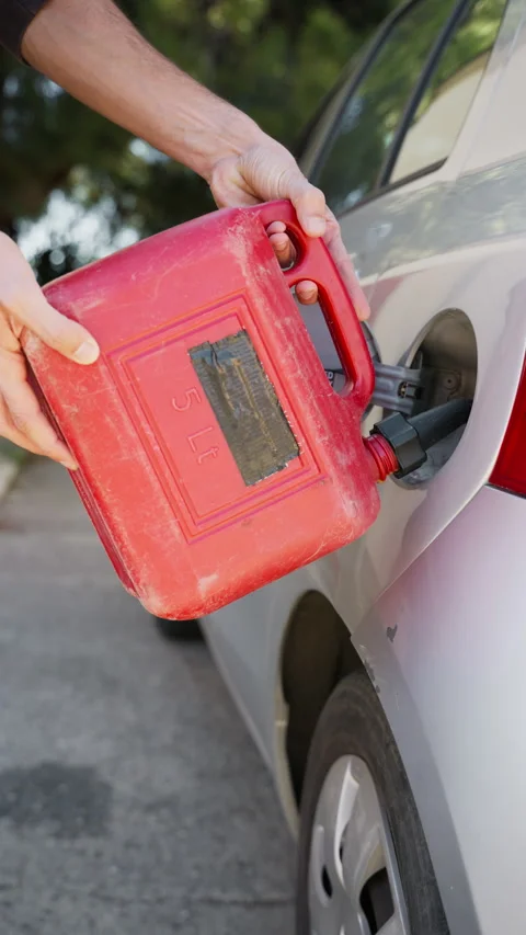 Pouring gasoline into the car Видео 336554542