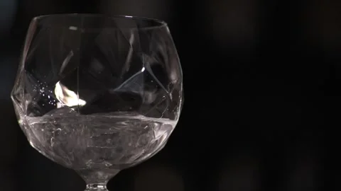 Pouring a gin and tonic Stock Footage 251468432