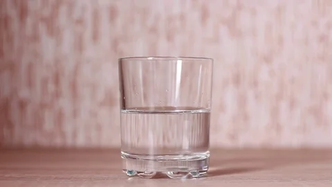 Pouring a glass with gin 스톡 동영상 82522617