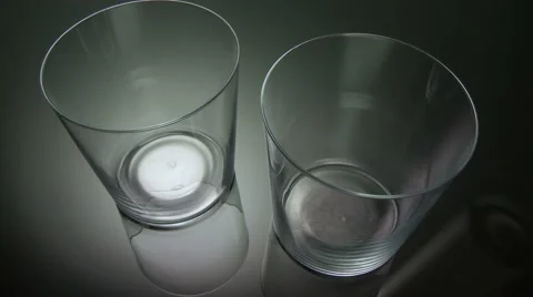 POURING GLASSES OF MILK Vidéo 58961186